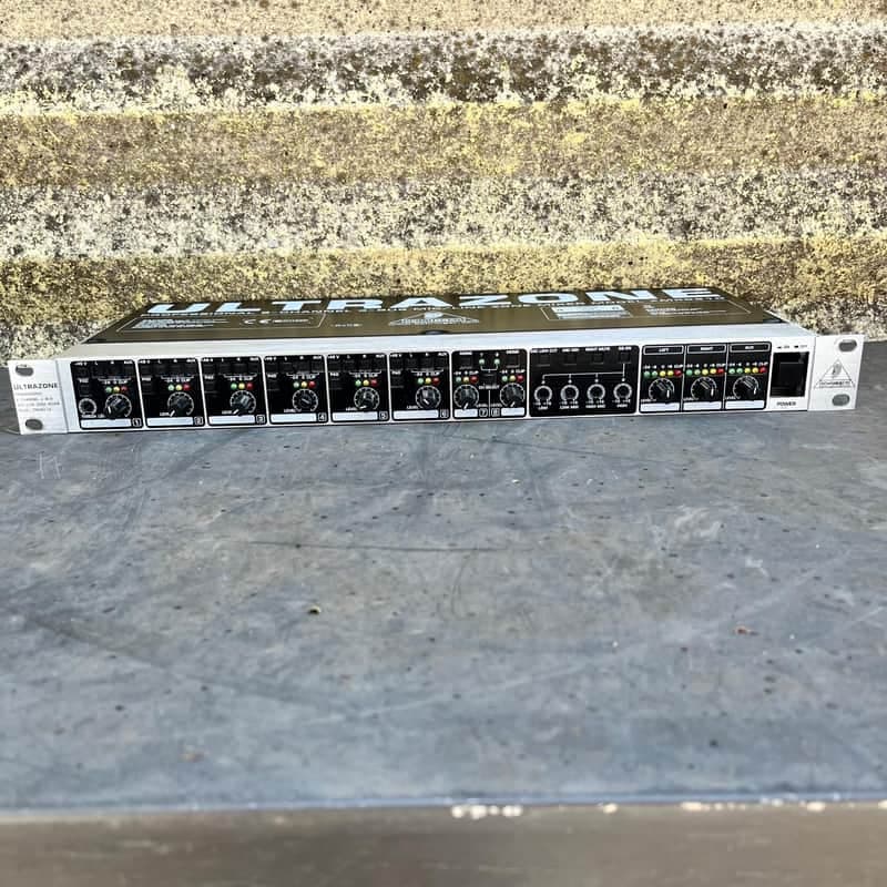 Behringer ZMX8210 Ultrazone V2