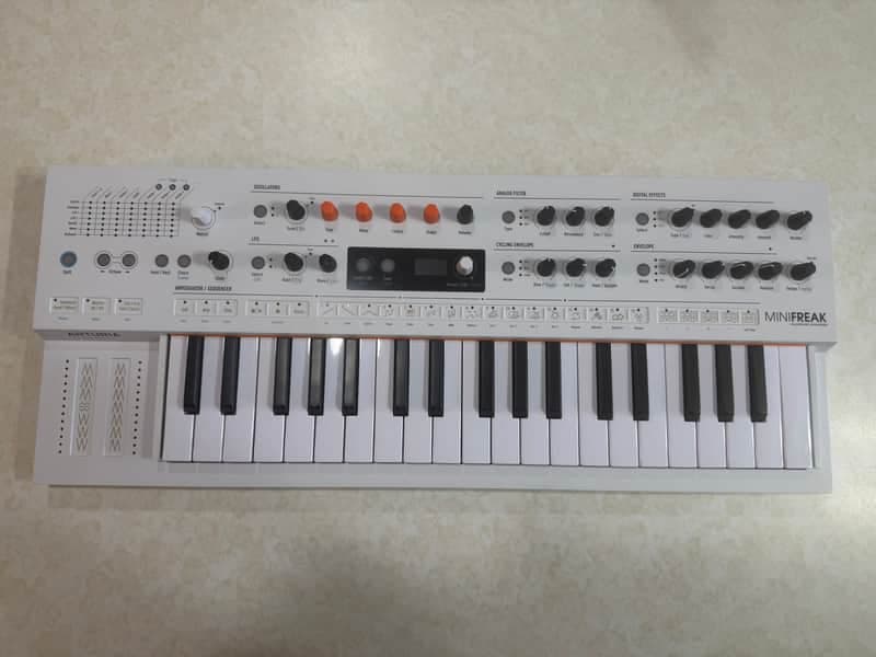 Arturia MiniFreak Vocoder 37-Key 6-Voice Polyphonic Hybrid Synthesizer 2025 - Present - White
