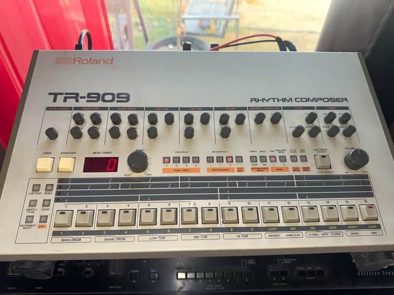 Roland TR-909 Rhythm Composer 1983 - 1985 - White