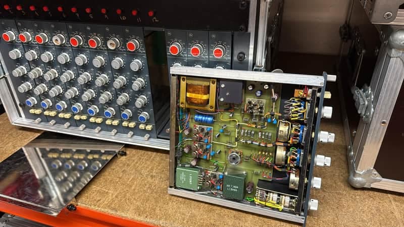 12 slots rack( rack only ) Neve Melbourn 3115 (+ comparable) + Neve PSU!!