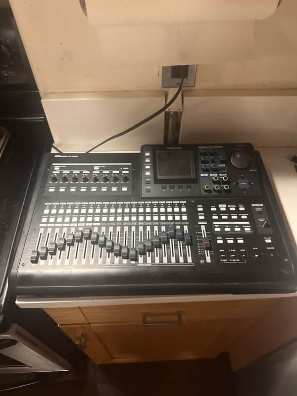 TASCAM DP-32SD 32-track Digital Portastudio 2014 - Present - Black
