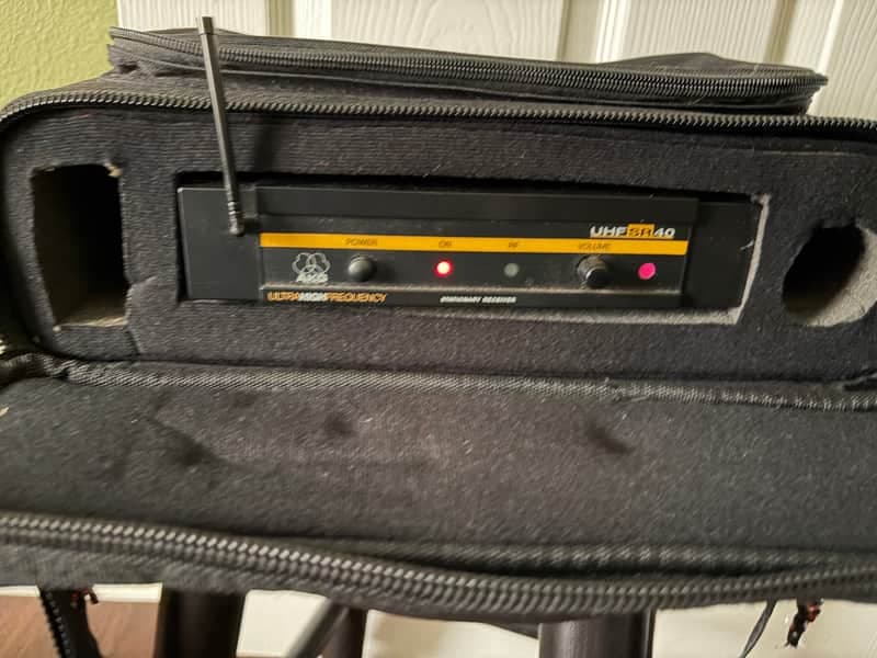 AKG UHF SR40 Ultra High Frequency Receiver & Transmitter with Gator Carry Bag