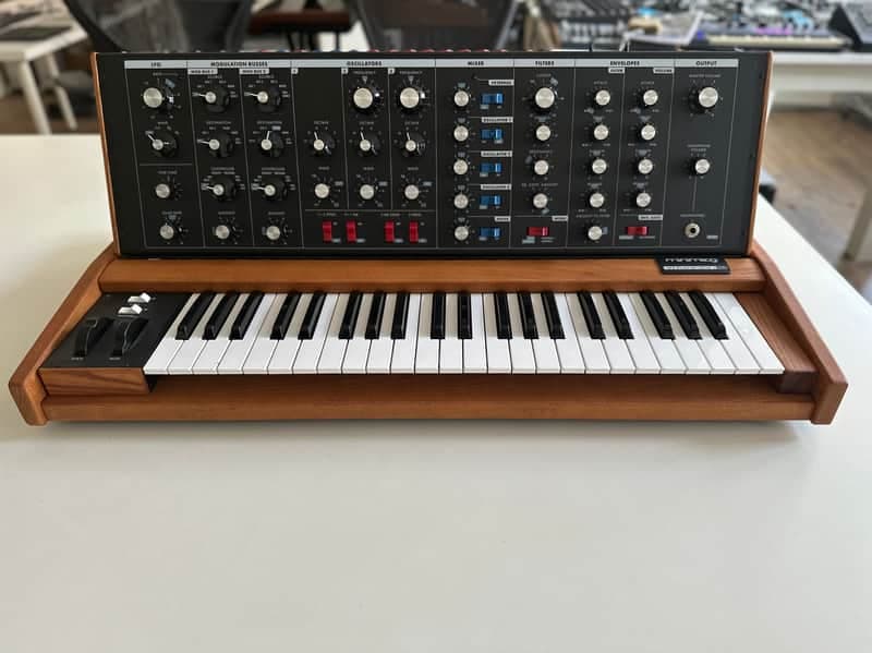 Moog Minimoog Voyager Old School 44-Key Monophonic Synthesizer 2008 Ash Cabinet