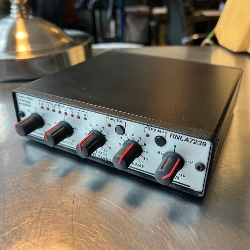 FMR Audio Really Nice Leveling Amplifier RNLA 7239 2000s - Silver
