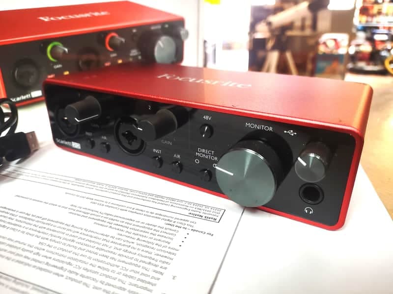 focusrite scarlett 2i2 third generation 2010-2025 - black-red
