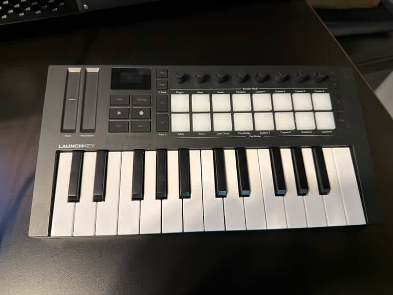 Novation Launchkey Mini 25 MK4 MIDI Keyboard Controller 2024 - Present - Black