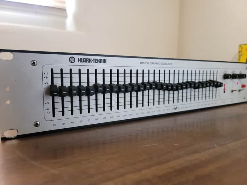 Klark Teknik DN300 30-Band Graphic Equaliser EQ Vintage Rack Unit Tested & Working