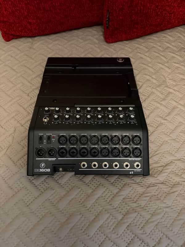 Mackie DL1608 16-Channel Wireless Digital Mixer with Lightning Connector 2014 - Present - Black