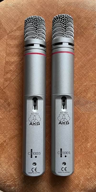 A pair of AKG C1000S (small diaphragm Multipattern condenser microphones)