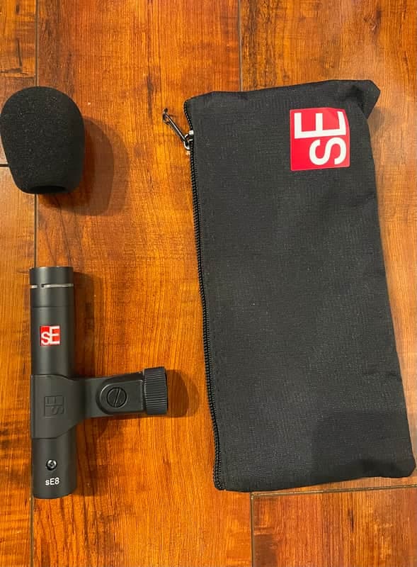 sE Electronics sE8 Small-Diaphragm Cardioid Condenser Microphone Bundle with sE Microphone Bag, Windscreen and Mic Clip2018 - Present - Black