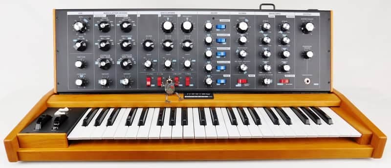 Moog Minimoog Voyager Old School Synthesizer + OVP + Fast Neuwertig + 1,5Jahre Garantie