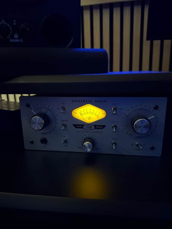 Universal Audio 710 Twin-Finity Microphone Preamp 2009 - Present - Silver