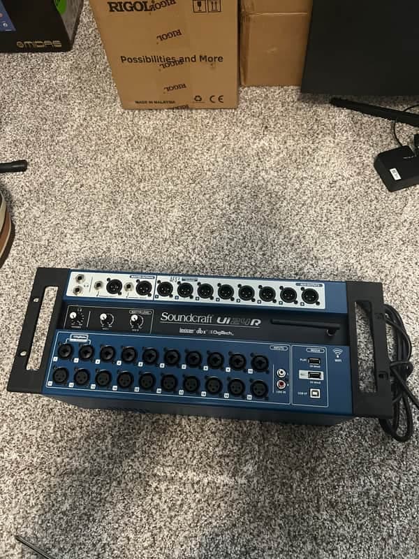 Soundcraft Ui24R 24-Channel Digital Mixer/USB Recorder with Wireless Control 2010s - Blue