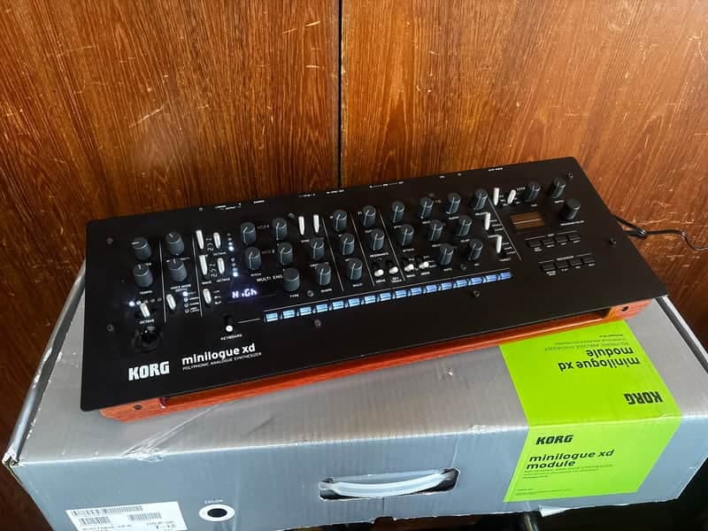 Korg minilogue XD 4-voice Analog Synthesizer Module w/ box power supply