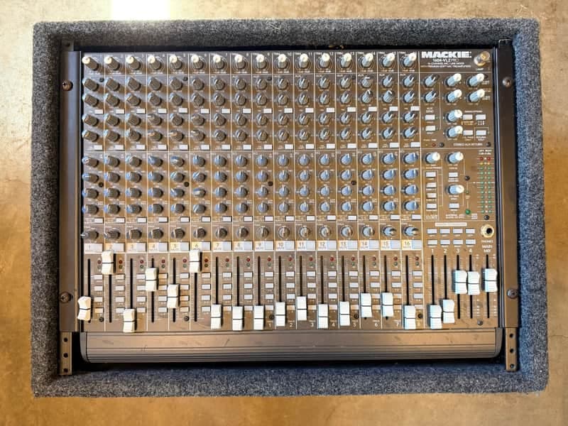Mackie 1604-VLZ Pro 16-Channel Mic / Line Mixer 2000 - 2007 - Black