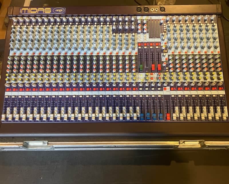 Midas Venice 320 32-Channel analog console WITH Anvil case