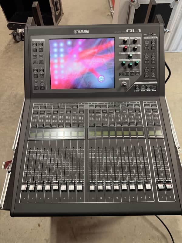 Yamaha QL1 40 Channel Digital Mixing Console 2014 - Present - Black