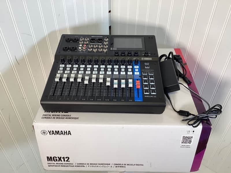 Yamaha MGX12 18-Channel Digital Mixing Console - Black