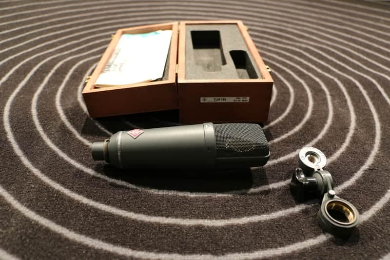 Neumann TLM 193 with box and holder