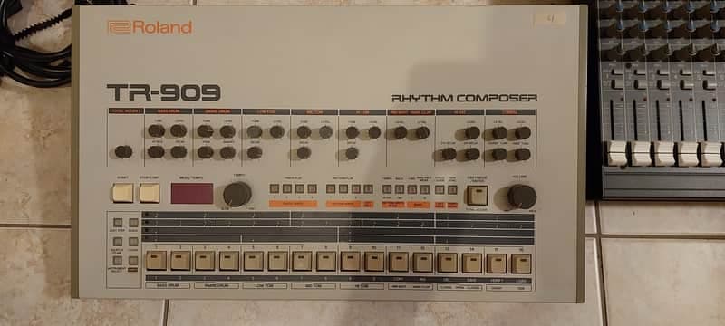 Roland TR-909 Rhythm Composer 1983 - 1985 - White