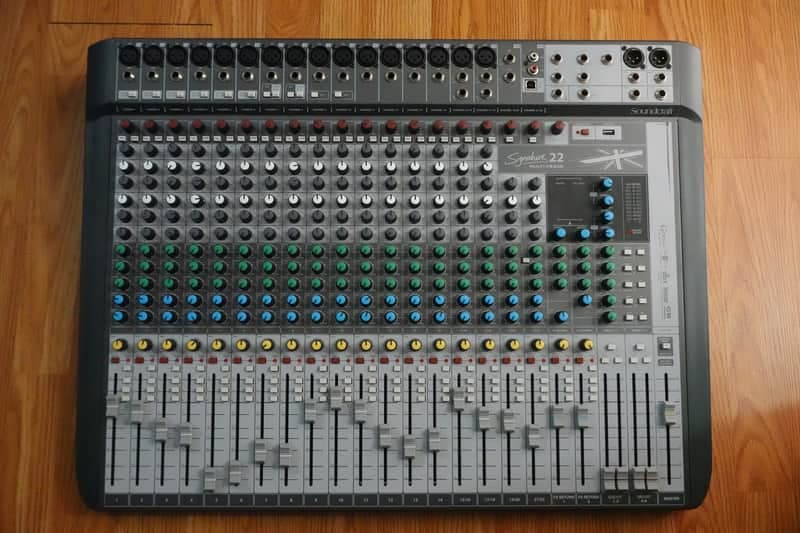 Soundcraft Signature 22 MTK 22-Channel Analog Mixer with Effects 2010s - Black
