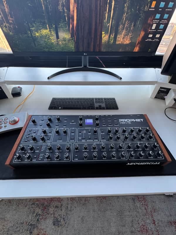 Dave Smith Instruments Prophet Rev2 Desktop 8-Voice Polyphonic Synthesizer 2017 - 2018 - Black