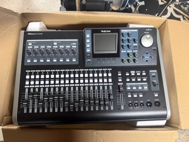TASCAM DP-24SD 24-track Digital Portastudio 2015 - Present - Black