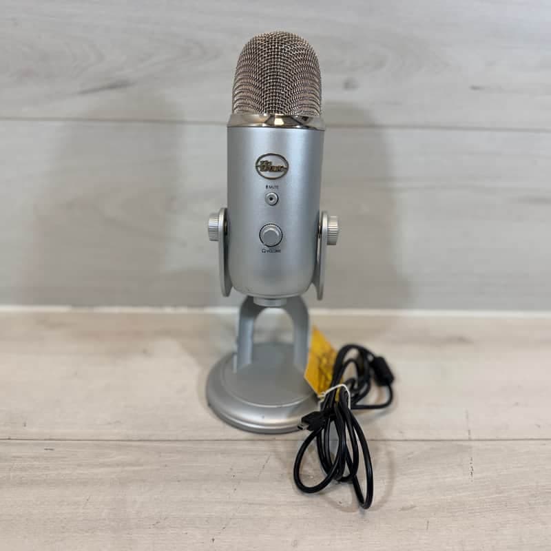 Blue Yeti USB Multi-Pattern Condenser Microphone Silver w/ Stand & USB Cable 2010's-2020