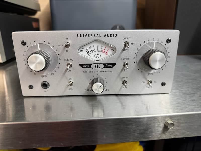 UA> 710 Twin-Finity