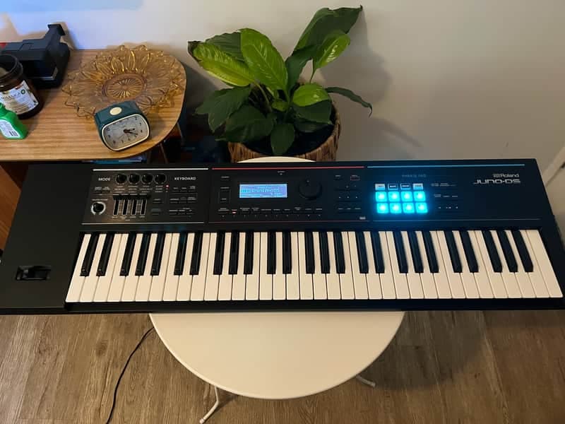 Roland Juno DS61 Synthesizer