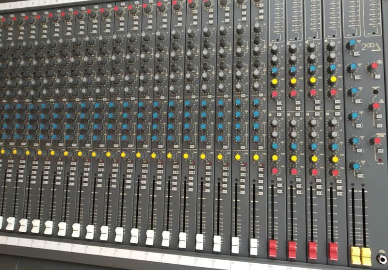 Soundcraft Delta 200 24 channel