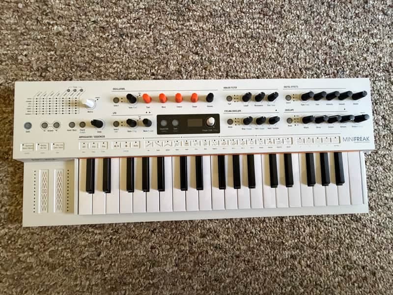 Arturia MiniFreak Vocoder 37-Key 6-Voice Polyphonic Hybrid Synthesizer
