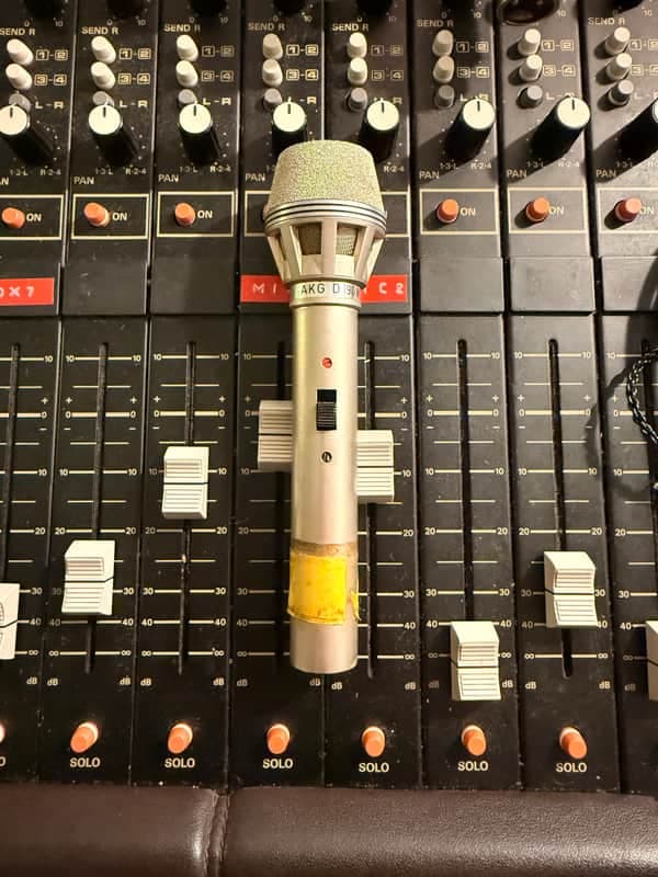 AKG vintage 1970's AKG D190M dynamic cardioid Microphone 1970's Champagne