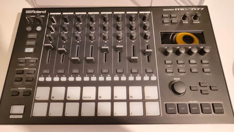 Roland MC-707 Groovebox + decksaver