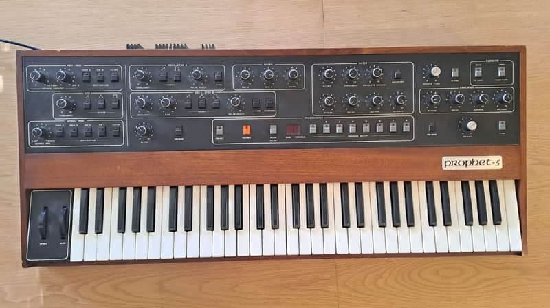 Sequential Prophet 5 Rev3.3 - 120 programs with MIDI and flightcase