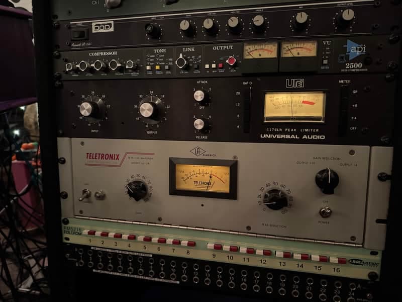 Universal Audio LA-2A Leveling Amplifier / Optical Compressor 2000 - Present - Gray