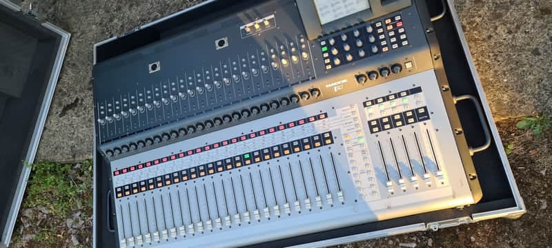 Mackie TT24 24-Channel Digital Mixing Console In F/case