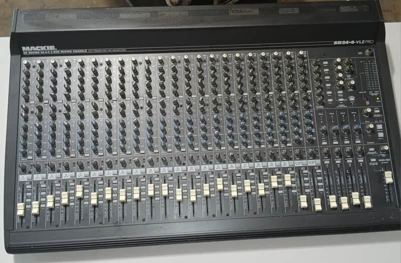 Mackie SR32.4-VLZ Pro SR Series 32x4x2 4-Bus Mixing Console 2001 - 2005 - Dark Gray with hard case included
