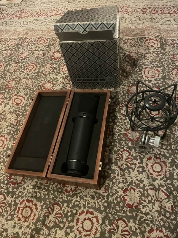 Neumann U 87 Ai Studio Set 2010 - Present - Mt Black