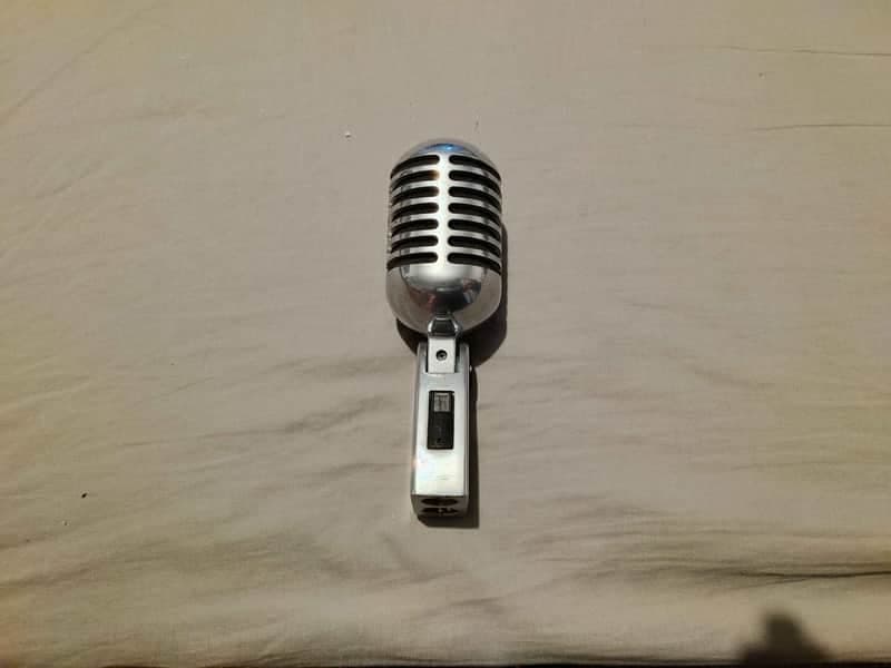 Retro 1950s-style Elvis dynamic microphone