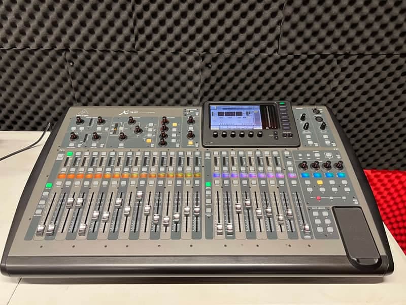 Behringer X32 40-Input 25-Bus Digital Mixing Console 2012 - Present - Black