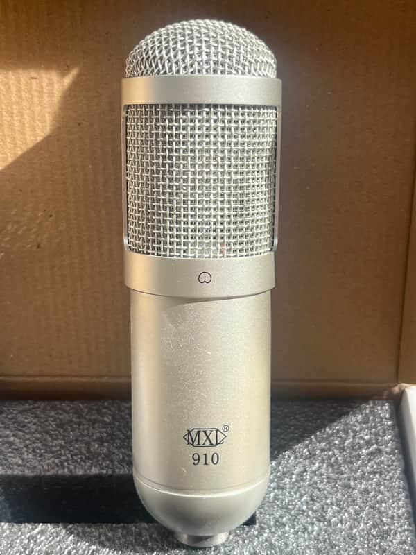 MXL 910 Large-Diaphragm Condenser Microphone – – Includes Mic Clip & Box