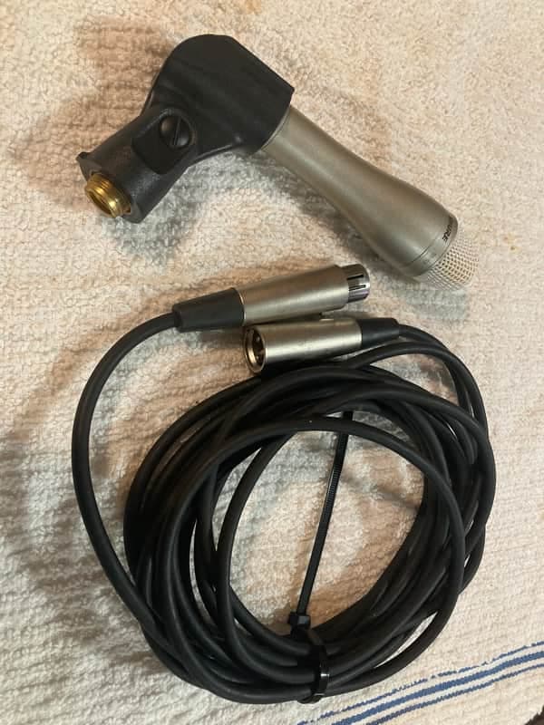 Very Nice Shure SM63 w/ Clip and Cable