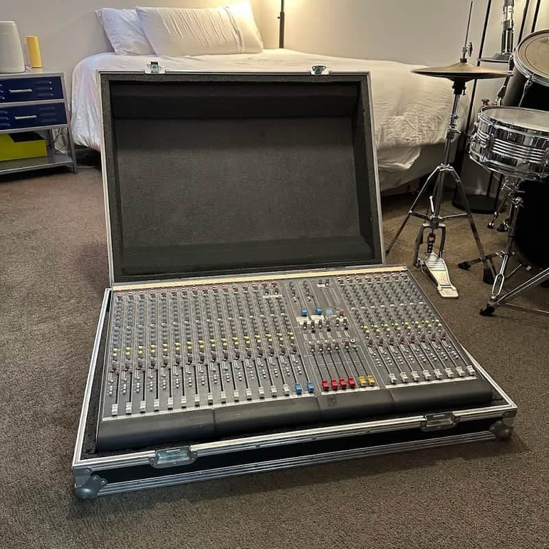 Allen & Heath GL2000 32ch Analog Console w/ Oasis Kases Road Case – Very Good