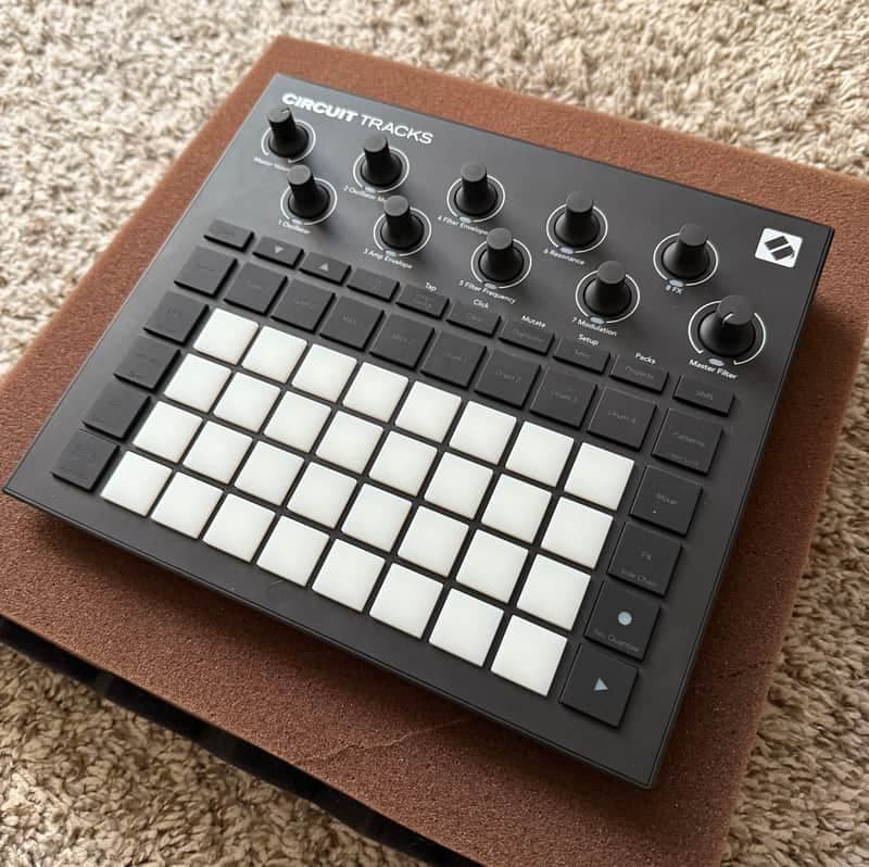 Novation Circuit Tracks Groovebox 2021 - Present - Black