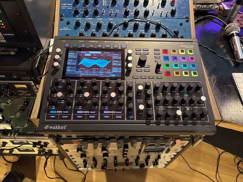MINT Waldorf Iridium 16-voice Desktop Synthesizer with power supply. Hardly used!