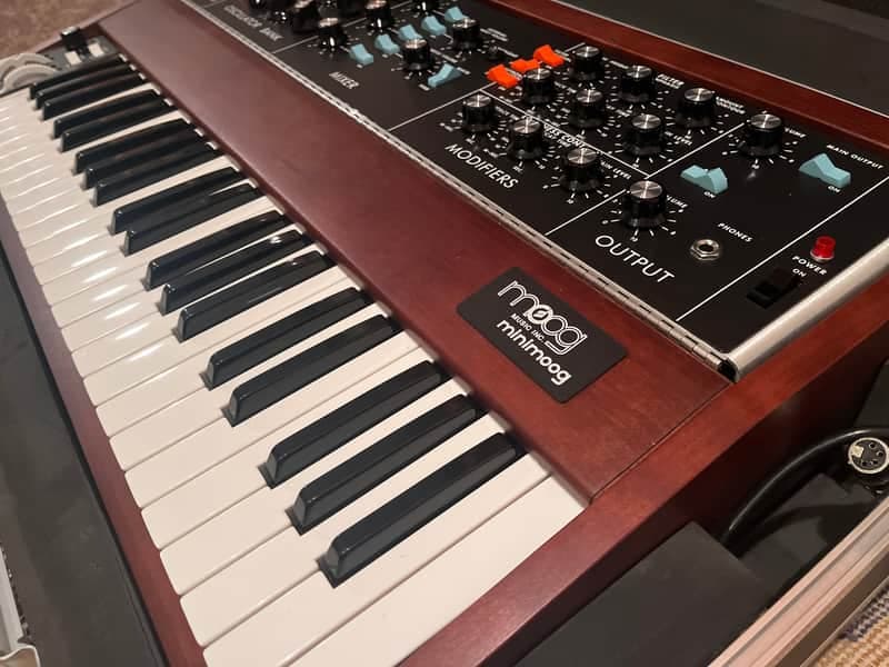 Moog Minimoog Model D Reissue 44-Key Monophonic Synthesizer (2022) 2022 - Present - Black / Wood