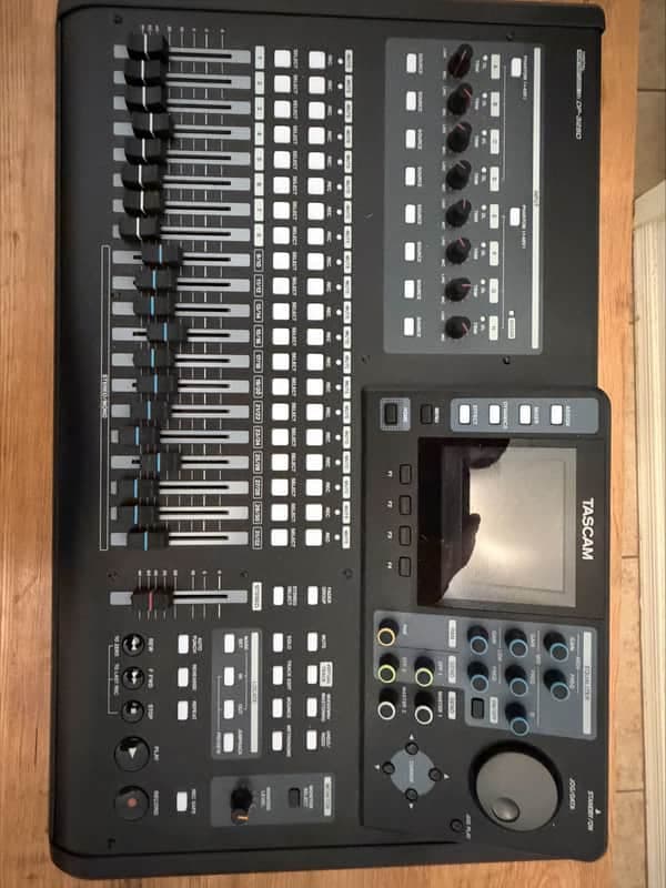 TASCAM DP-32SD 32-track Digital Portastudio 2014 - Present - Black