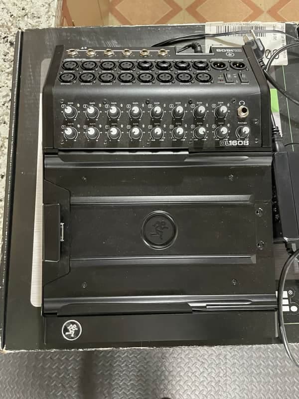 Mackie DL1608 16-Channel Wireless Digital Mixer with Lightning Connector 2014 - Present - Black