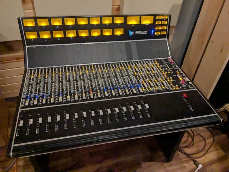 API 1608 - 16 Channel Console